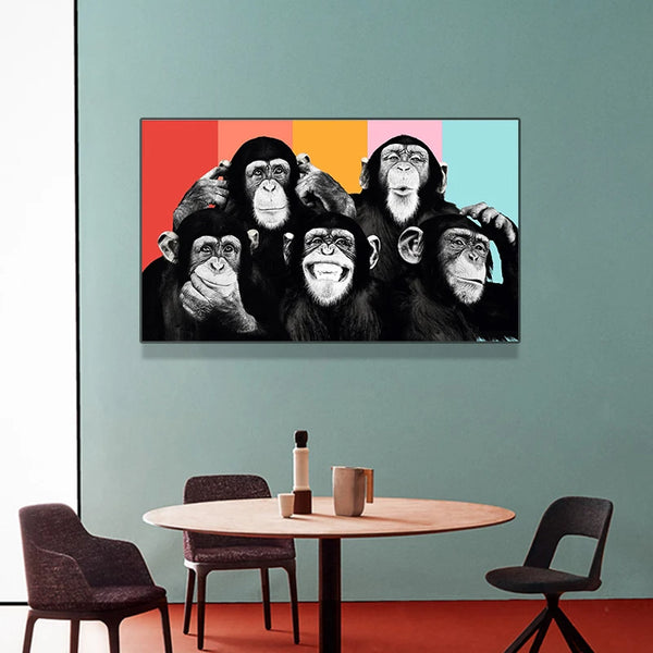 Dans une salle à manger rétro, style années 70, une toile représentant des singes en noir et blanc avec un fond rayé et coloré est affichée. 