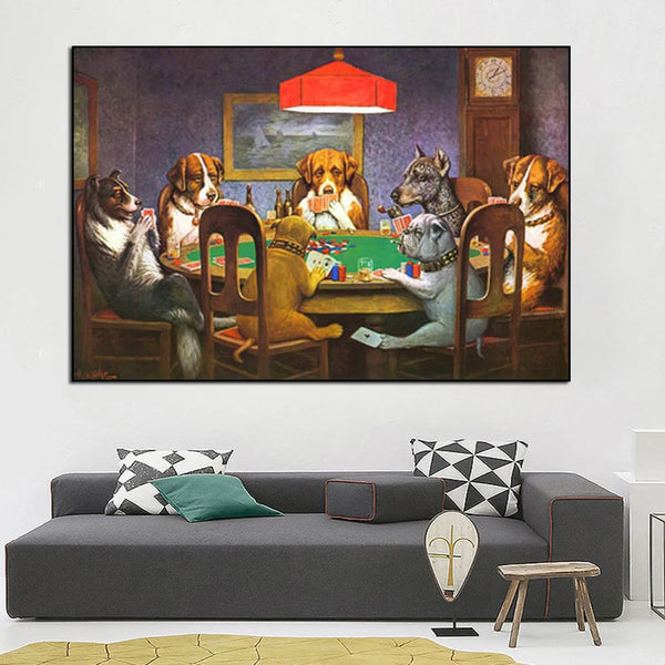 Dans un salon de style moderne, une toile représentant une peinture de chiens jouant au poker est affichée. 