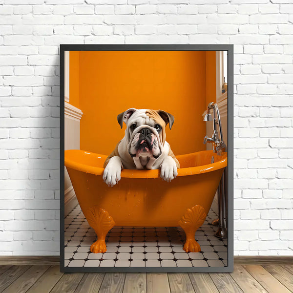 Un tableau avec un chien bouledogue est dans une salle de bain orange. Le tableau est sur un parquet et devant un mur en brique blanc.