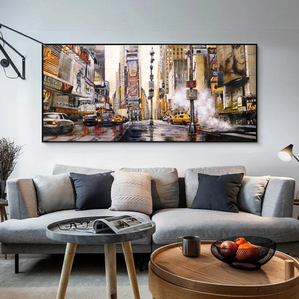 Un tableau représentant une peinture d'une rue de New York est installé au dessus d'un canapé. Le style de déco est moderne et industriel. 