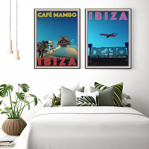 Dans une chambre au look moderne et tropical, deux toiles vintage sur le thème de Ibiza sont affichées.