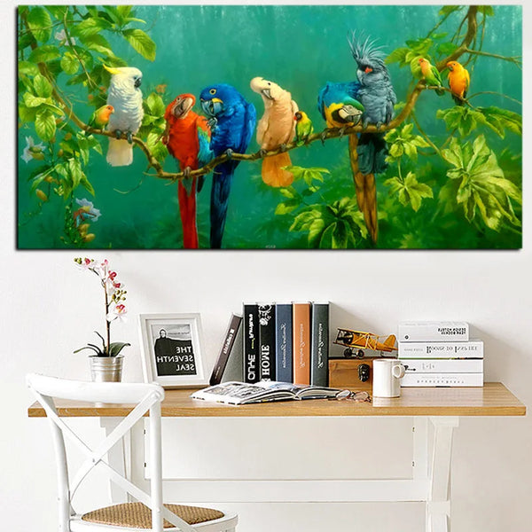 Dans un bureau au style classique dans les tons de blanc et bois, une toile est affichée. Il y a des perroquets sur une branche, dans une jungle tropical. 
