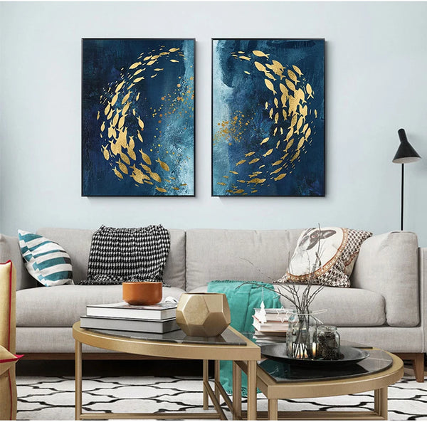 Dans un salon moderne et chic, deux toiles bleues représentant des poissons dorées sont affichées. 