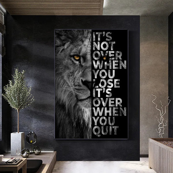 Un tableau noir et blanc avec une tête de lion et une citation est installée dans une pièce aux allures très contemporaine. 