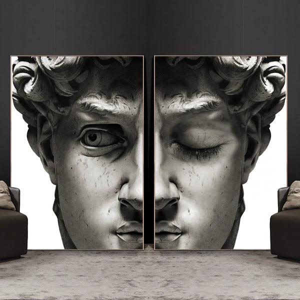 Deux tableaux de demi visage de la sculpture grecque David sont affichés dans un salon au style moderne dans les tons de gris. Ces toiles sont en noir et blanc et dans un style pop art. L'une des toiles a un oeil fermé et l'autre regarde sur le côté.