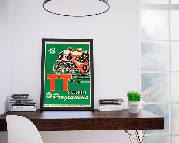 Dans un bureau moderne et minimaliste, une toile est affichée. C'est une toile représentant une affiche vintage de course de moto. 