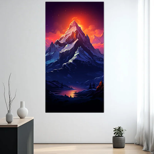 Dans un salon de style moderne et contemporain est affiché une toile d'une peinture d'une montagne hyper réaliste. On voit un coucher de soleil sur la montagne. 