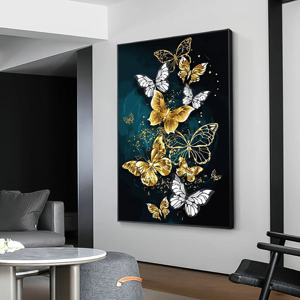 Dans un salon de style moderne, avec des couleurs grises, une toile est affichée. Le fond de la toile est bleu et il y a pleins de papillons, des blancs et des dorés. 