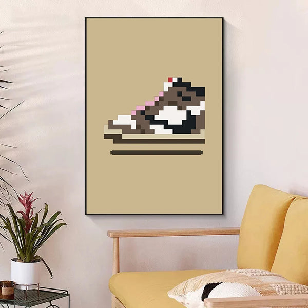 Dans un salon style épuré et scandinave, un tableau kaki est affiché. Sur le tableau il y a un sneaker en pixel. 
