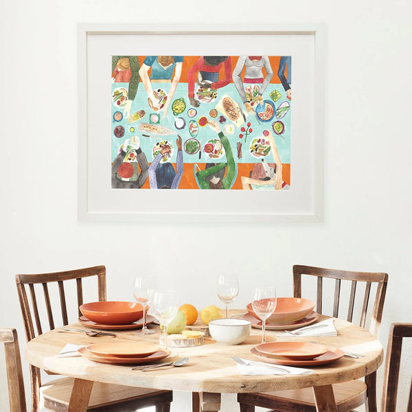 Dans une salle à manger rétro avec une table et des chaises en bois, une toile est affichée. La toiles représente en style peinture un repas de famille. 