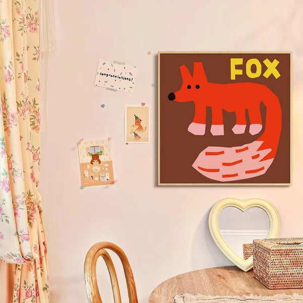 Dans une chambre d'enfant une toile marron avec un renard rouge et rose dessiné dessus de manière minimaliste est affichée au mur. 