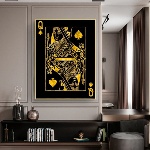 Dans un salon de style moderne, chic dans des tons marrons, une toile noir avec une carte de la dame de coeur doré est affichée. 