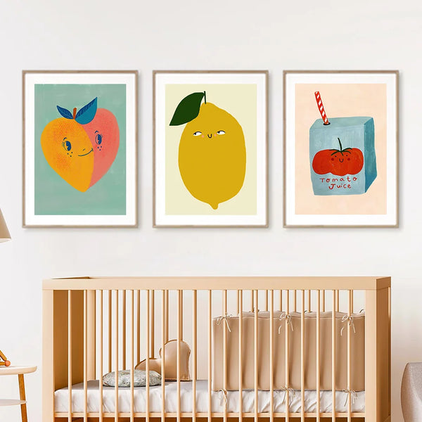 Dans une chambre de bébé au style minimaliste, trois toiles sont affichées au mur. Elles représentent des natures mortes dans des couleurs pastels, mignonnes et scandinaves. 