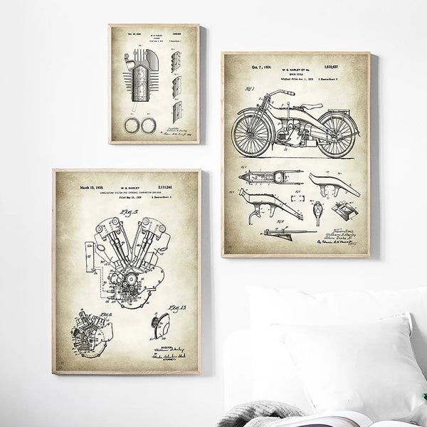 Dans une chambre blanche, trois toiles de style croquis vintage représentant des plans mécaniques de motos et de pièces de moto sont affichées. 