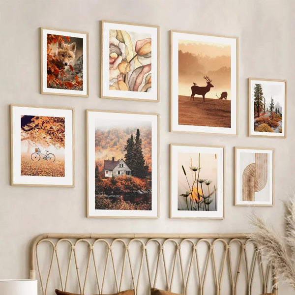 Dans une chambre aux couleurs organiques des toiles sur le thème de la faune et la flore en automne sont affichées. 