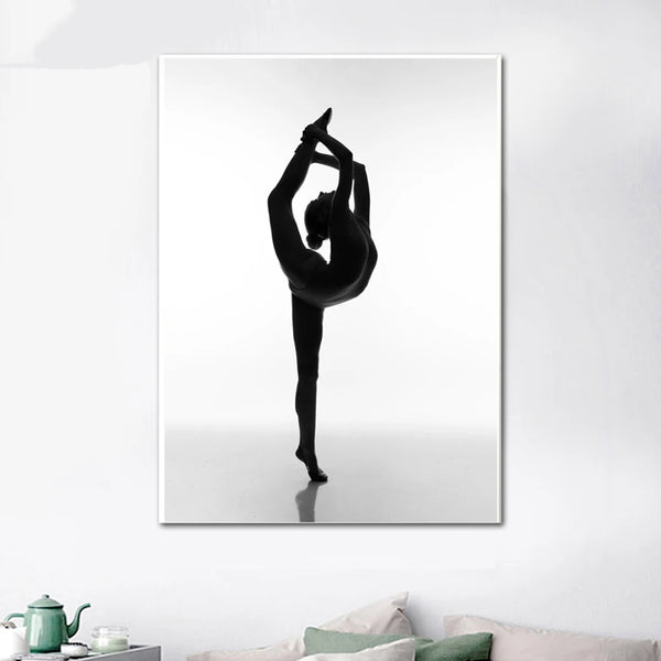 Une toile en coton représentant une photo en noir et blanc d'une danseuse faisant une figure complexe est installée dans un salon. Il y a une canapé avec des coussins beige avec une table basse avec théière verte. 