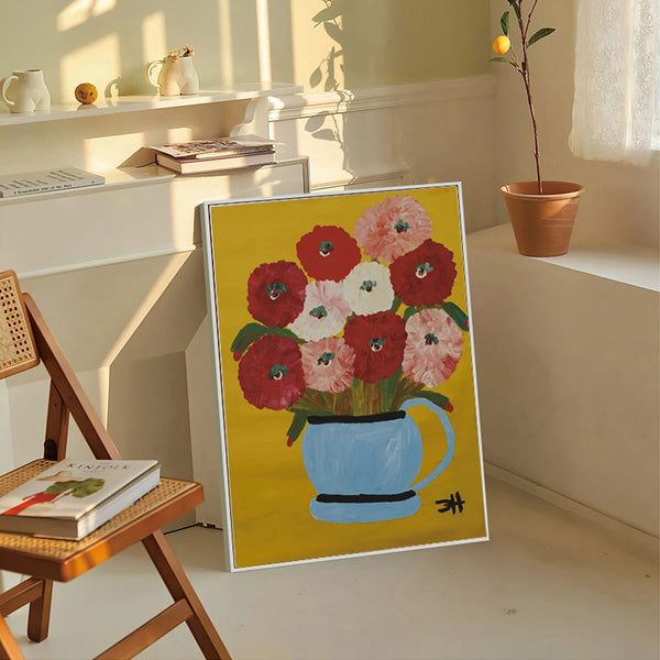 Dans une pièce de vie au style rétro et épuré est posée une toile de style peinture à l'huile colorée. La toile représente un bouquet de fleurs dans un vase bleu. 