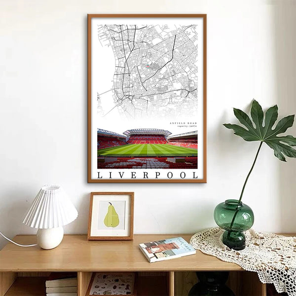 Dans un salon de style rétro épuré est affiché une toile représentant un stade de foot avec une carte et la photo du stade. 