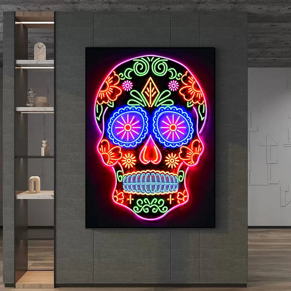 Dans une pièce grise et moderne, une toile représentant une tête de mort mexicaine colorée en néon est affichée. 