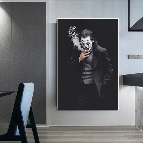 Une toile représentant le Joker en noir et blanc est dans une pièce de salle à manger de style moderne. La déco est grise. 
