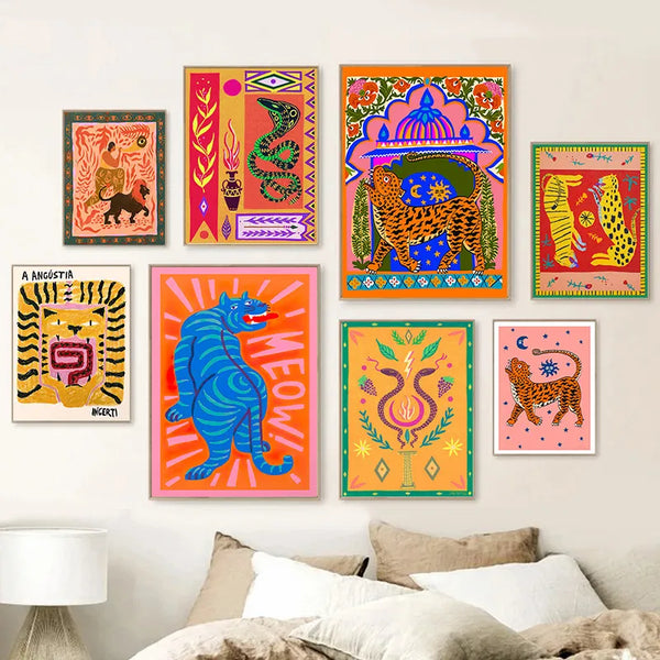 Des tableaux indiens au style colorés avec des serpents et des tigres sont suspendus à un mur dans un salon minimaliste aux couleurs blanc et beige. 