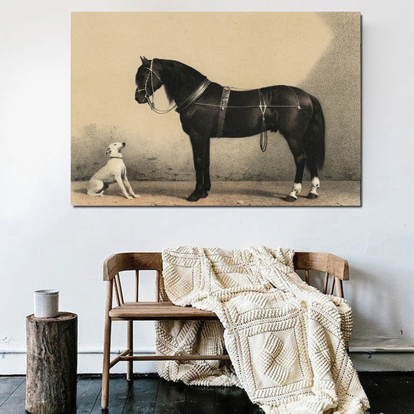 Une toile en coton représentant un dessin noir et blanc d'un cheval et d'un chien se regardant est affichée dans un salon avec un banc et une couverture blanche. 