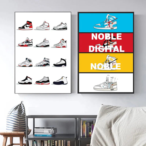 Dans un salon dans un style moderne, deux affiches sur les les sneakers dans un style minimaliste sont affichées. 