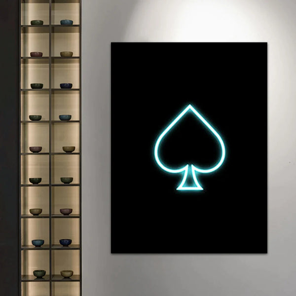 Dans une pièce moderne, une toile noir avec le symbole de pique en néon bleu est affichée. 