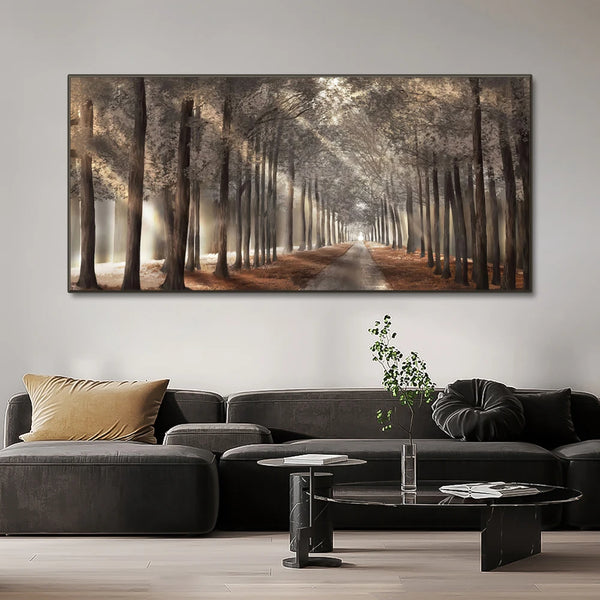 Une toile de paysage de forêt avec un chemin au milieu est installé dans un salon classique très chic. 