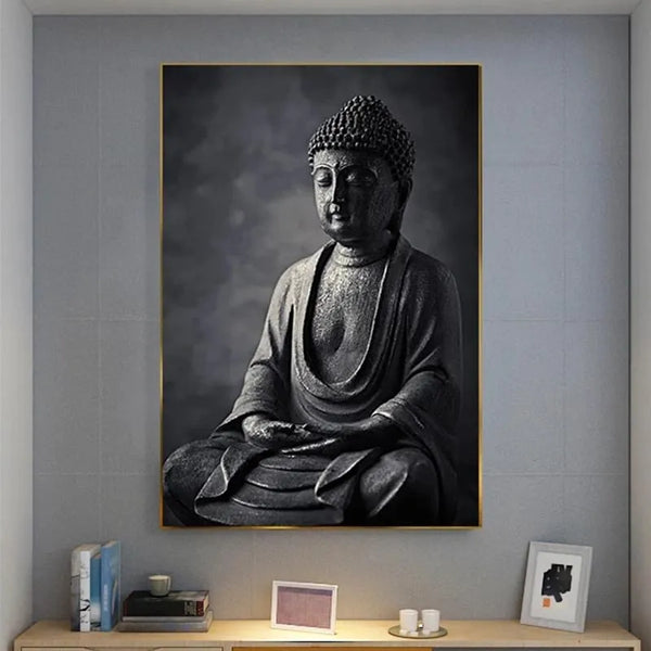 Un tableau d'une statue Bouddha en noir et blanc est installé dans une pièce avec une commode et des bibelots dessus. 