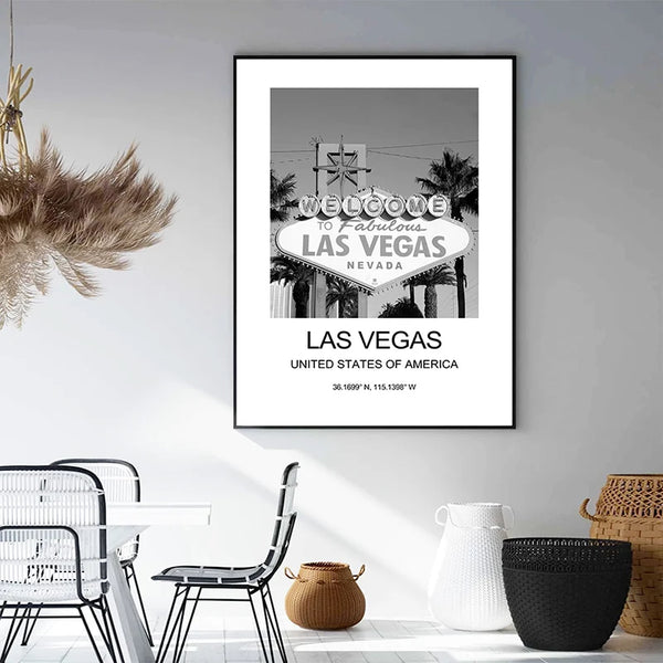Un tableau photographie de la ville de Las Vegas noir et blanc est installé dans une salle à manger. La décoration est épurée. 