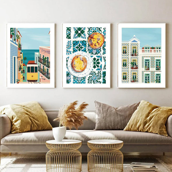 Dans un salon bohème aux couleurs beiges et jaues, sont affichées trois toiles colorées de style peinture de paysage portugais. On voit de nombreuses mosaïques colorées. 
