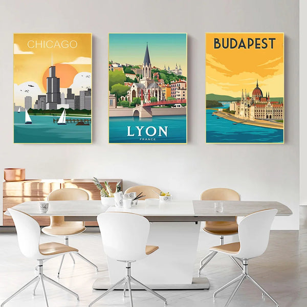 Une salle de réunion au style scandinave, trois toiles sont affichées. Les toiles représentent des villes du monde (Chicago, Lyon et Budapest) dans un style moderne. 