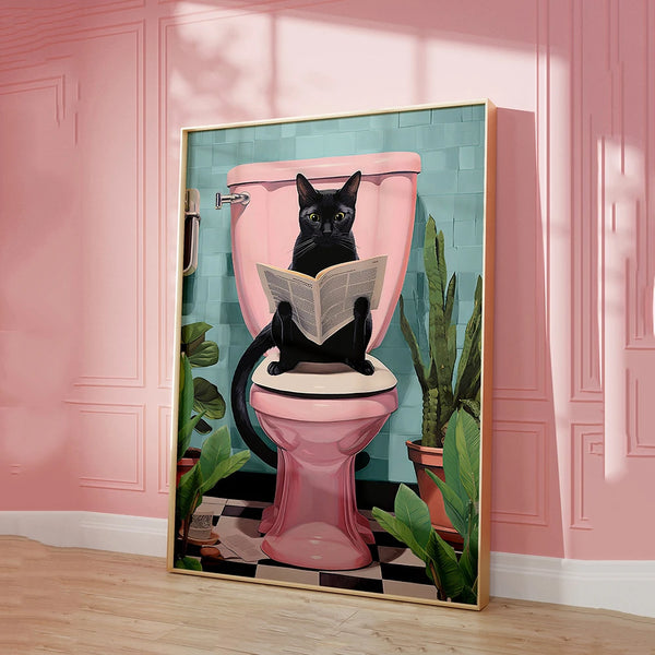 Dans une pièce aux murs roses une toile de peinture représentant un chat noir lisant un journal sur des toilettes roses est affichée. 