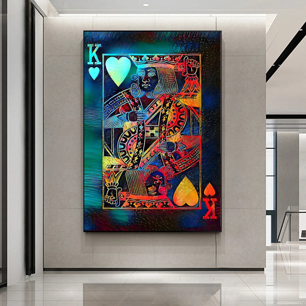Dans un pièce de vie moderne, une toile représentant une carte de poker (roi de coeur) colorée de style moderne est affichée. 
