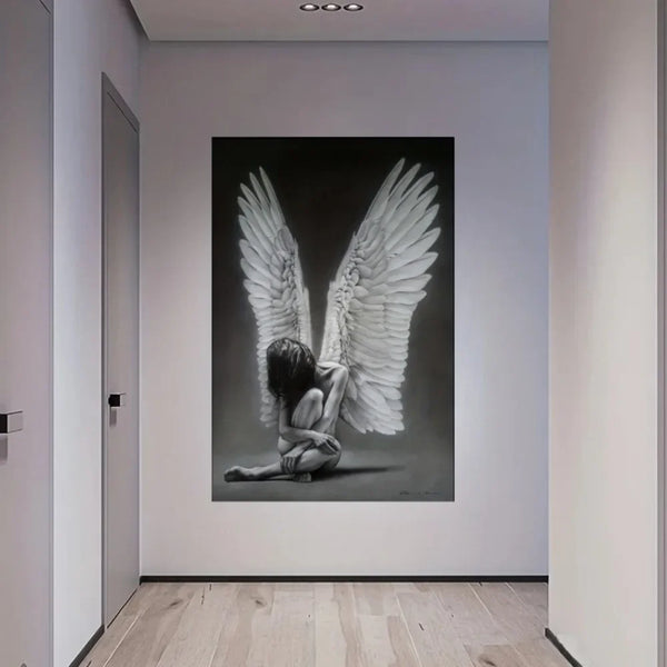 Dans un couloir épuré avec des murs blancs et du parquet, une toile de style peinture en noir et blanc d'un ange est affichée.