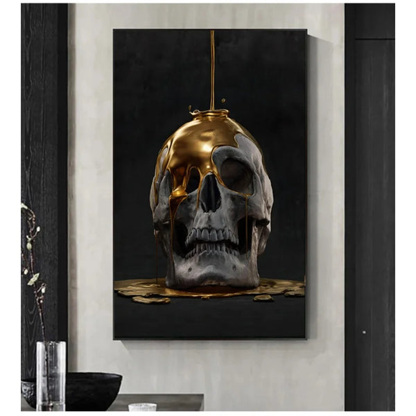 Dans une pièce de vie aux couleurs noire et grise est accrochée une toile noire avec une tête de mort sur laquelle coule de l'or. 