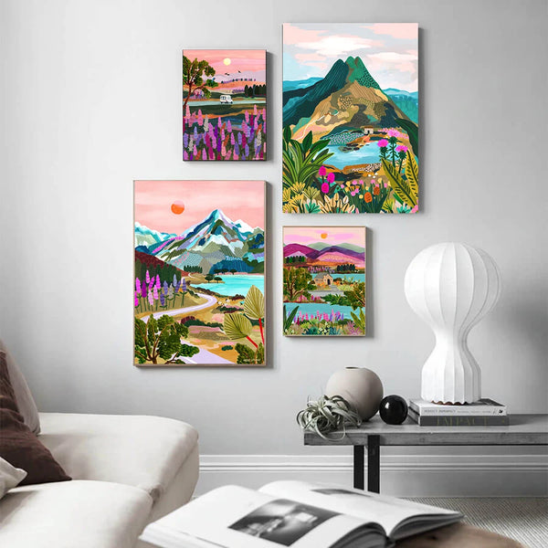4 tableaux de style peinture sur des paysages de villes néozélandaises sont accrochées au mur dans un salon. Le salon a une décoration moderne blanche et grise.