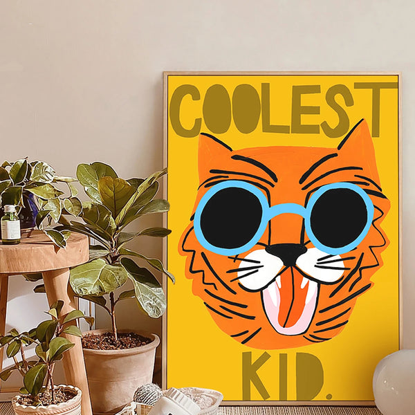 C'est un tableau d'une illustration d'un tigre à lunettes bleues avec inscription Coolest kid est installée à côté de plantes.