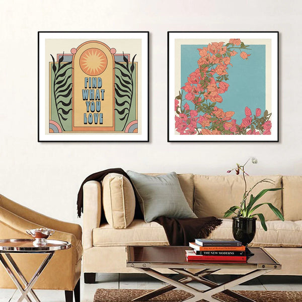 Dans un salon à la déco bohème, aux tons beiges, deux tableaux de style bohème et vintage sont affichés au dessus d'un canapé. 