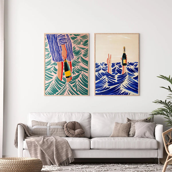 Deux toiles de style peinture minimaliste et bohème représentant des vagues sont affichées dans un salon bohème. 