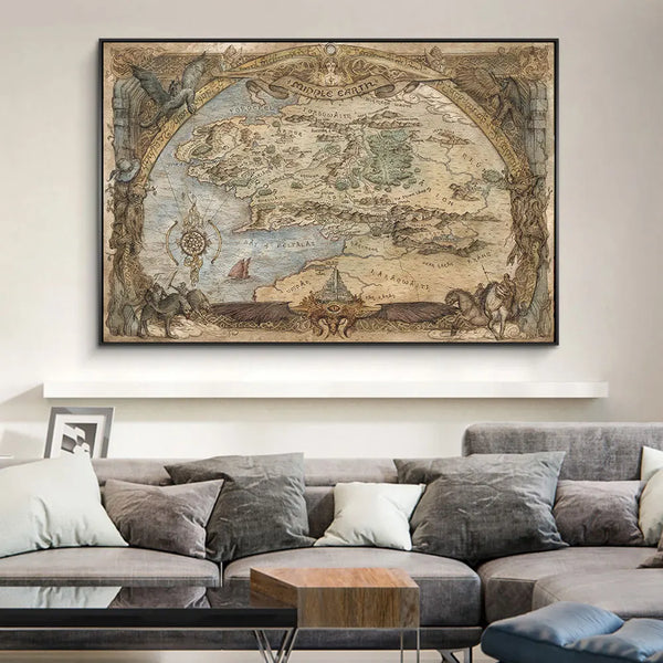 Un tableau de style mappemonde ancienne d'une contrée imaginaire est installé au dessus d'un canapé. Le style de déco est épuré et classique, dans les tons gris et beige. 