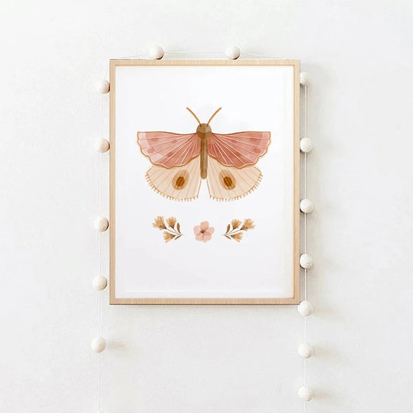 Dans une chambre d'enfant, une toile sur laquelle une guirlande est posée, est affichée. La toile représente un papillon pastel avec des petits fleurs. 