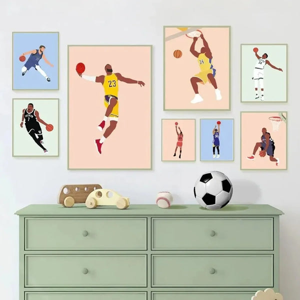 Dans une chambre d'enfant, des tableaux minimalistes et colorées représentant des joueurs de basket célèbres sont affichés. 
