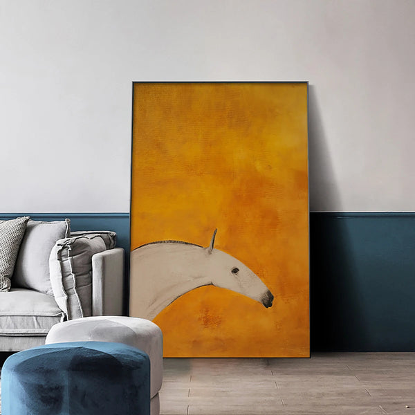 Une toile représentant une peinture de cheval abstraite sur fond de couleur orange est affichée dans un salon chic aux couleurs grise et bleue canard. 