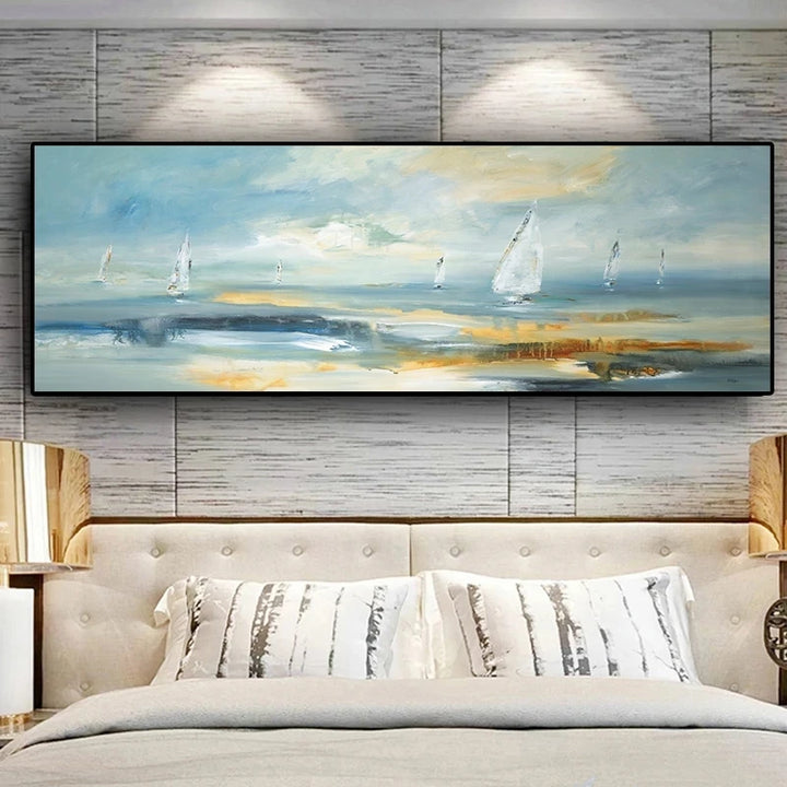 Dans une chambre au style classique et chic est affichée une toile en format paysage. La toile représente une mer avec des voiliers dans un style abstrait. 