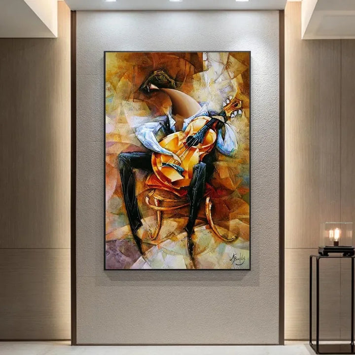 Une toile cubiste abstraite représentant un musicien jouant de la guitare est affichée dans une pièce au style de déco classique. 