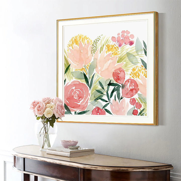 Dans un couloir, il y a au dessus d'un guéridon en bois avec un bouquet de fleurs, une toile dans un style aquarelle avec fleurs de couleur rose. 