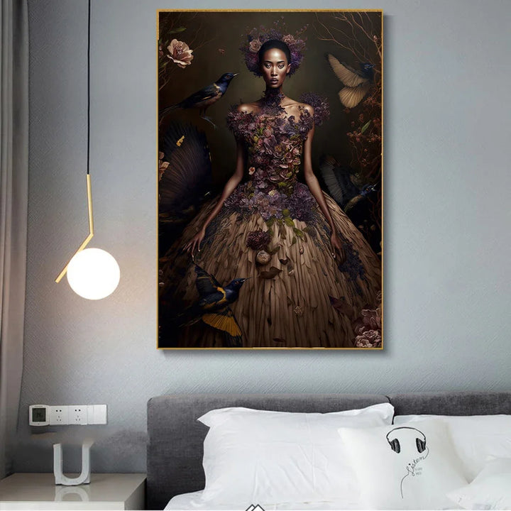 Un tableau fantastique d'une femme dans un style peinture est affiché dans une chambre. La femme a une robe en fleurs et est entourée d'oiseaux. 