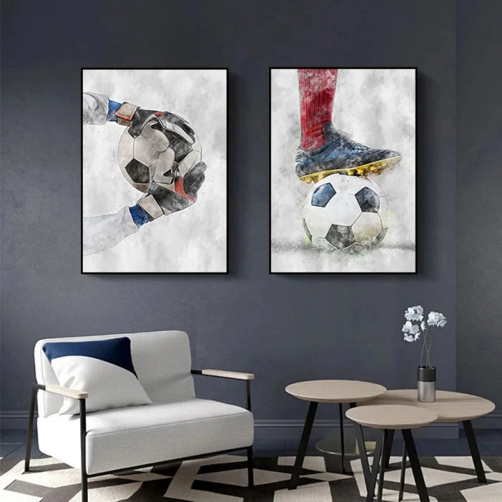 Un salon a une déco moderne dans les tons bleu, noir et blanc. Il y a deux tableaux accrochés au mur, ils représentent des toiles de style peinture à l'huile sur l'univers du football.